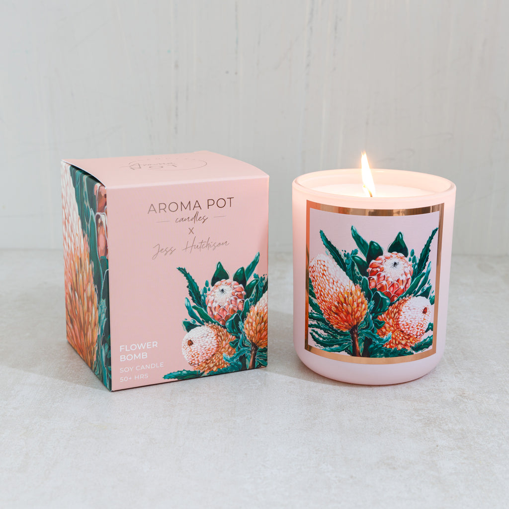 http://smellies.com.au/cdn/shop/files/21_AromaPotCandles_FlowerBombArtistCandlewithJessHutchisonBanksia_1024x1024.jpg?v=1682412728